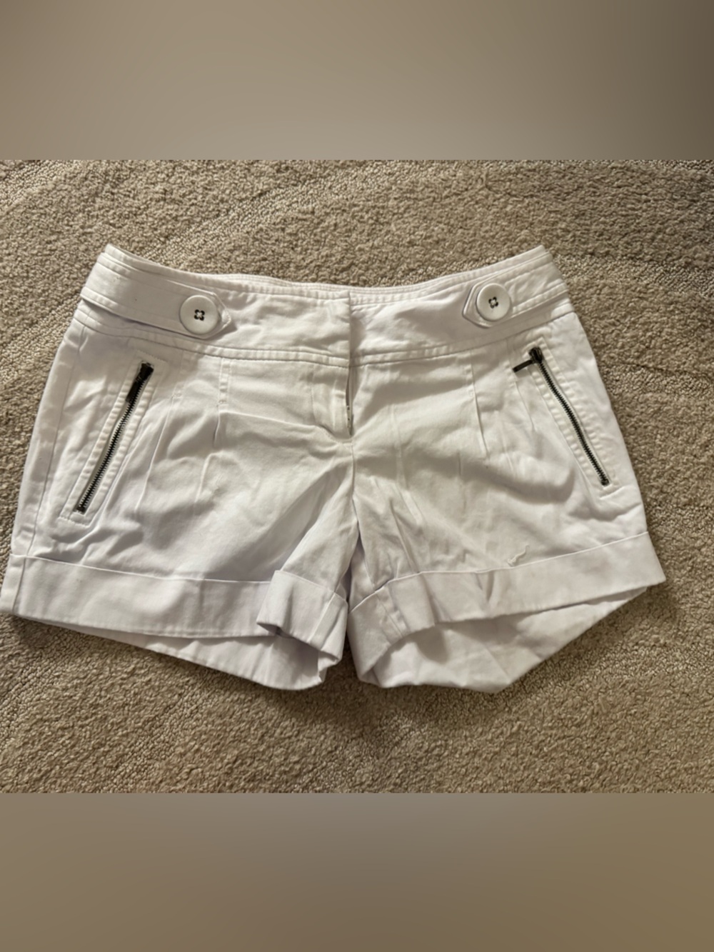 Elle White Button-Front Skirt with Branded Red Tag